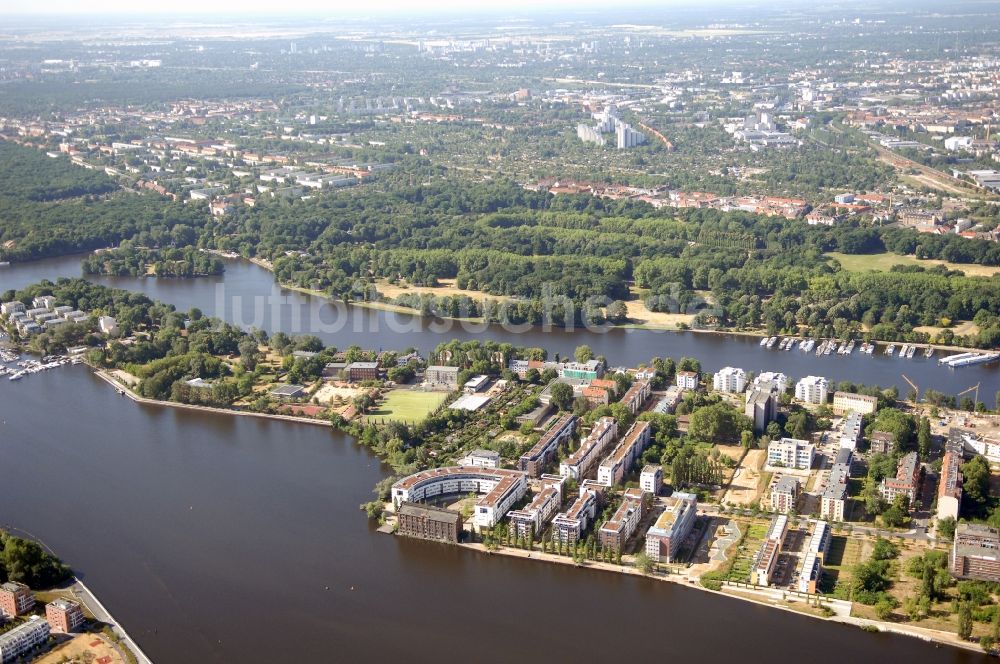 Berlin aus der Vogelperspektive: Wohngebiet einer Mehrfamilienhaussiedlung am Seeufer Rummelsburger See im Ortsteil Rummelsburg in Berlin, Deutschland