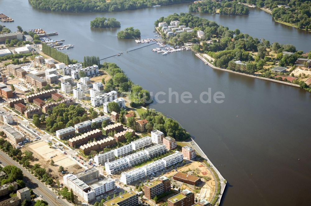 Luftbild Berlin - Wohngebiet einer Mehrfamilienhaussiedlung am Seeufer Rummelsburger See im Ortsteil Rummelsburg in Berlin, Deutschland