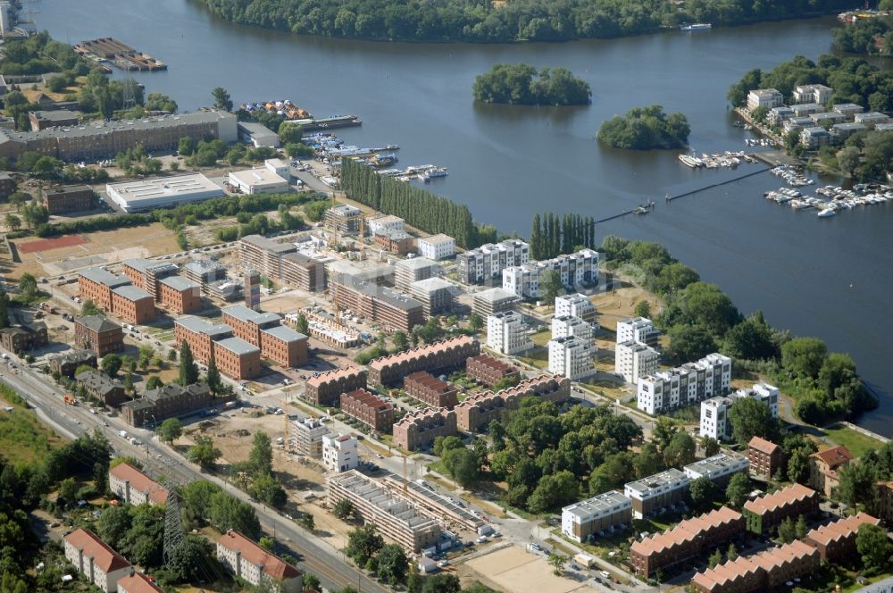 Berlin von oben - Wohngebiet einer Mehrfamilienhaussiedlung am Seeufer Rummelsburger See im Ortsteil Rummelsburg in Berlin, Deutschland