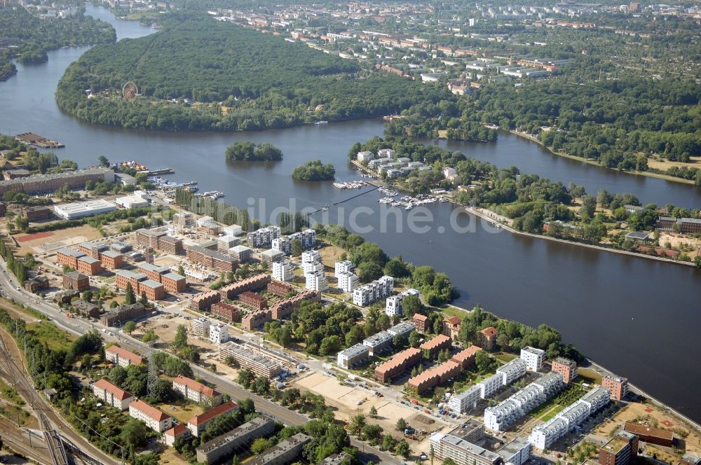 Berlin aus der Vogelperspektive: Wohngebiet einer Mehrfamilienhaussiedlung am Seeufer Rummelsburger See im Ortsteil Rummelsburg in Berlin, Deutschland