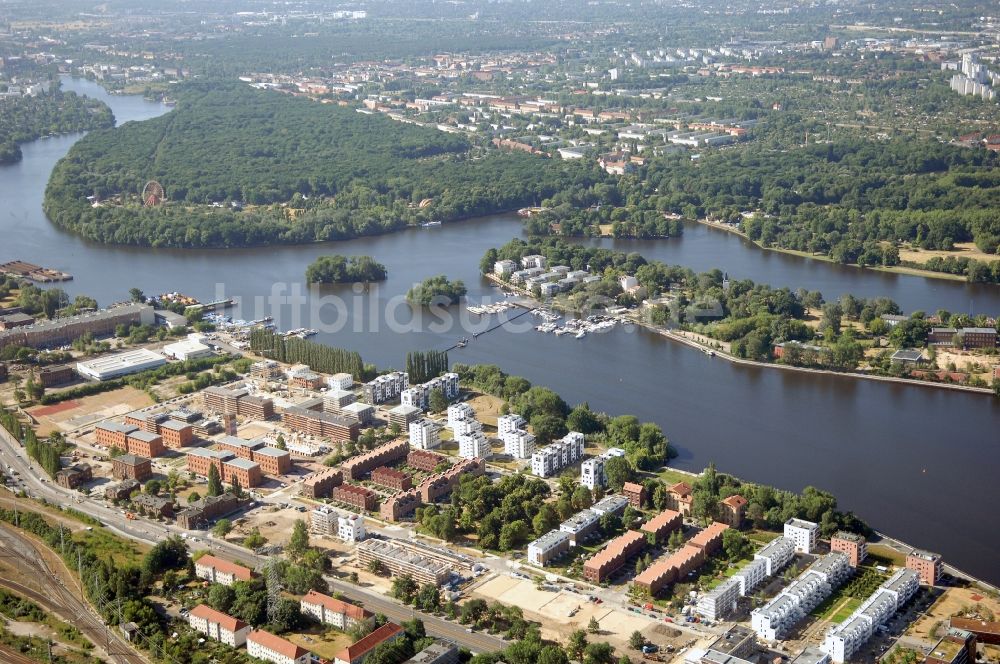 Luftbild Berlin - Wohngebiet einer Mehrfamilienhaussiedlung am Seeufer Rummelsburger See im Ortsteil Rummelsburg in Berlin, Deutschland