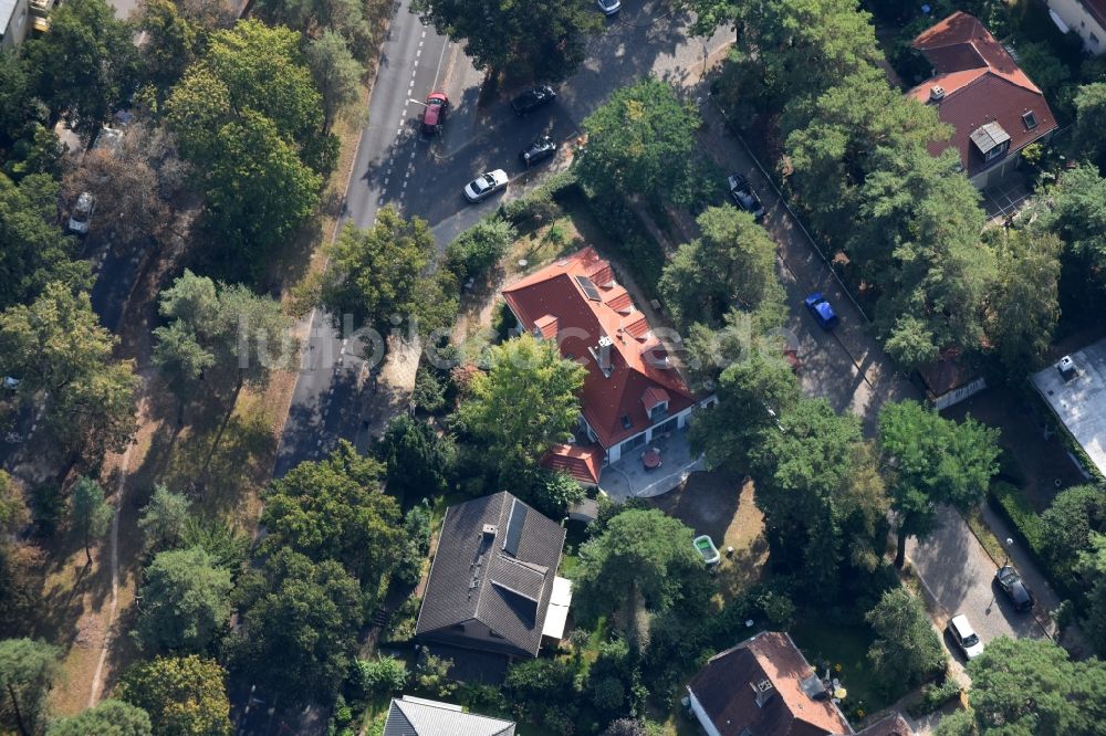 Luftaufnahme Berlin - Wohngebiet einer Mehrfamilienhaussiedlung Selchowstraße - Warnemünder Straße im Stadtteil Schmargendorf in Berlin