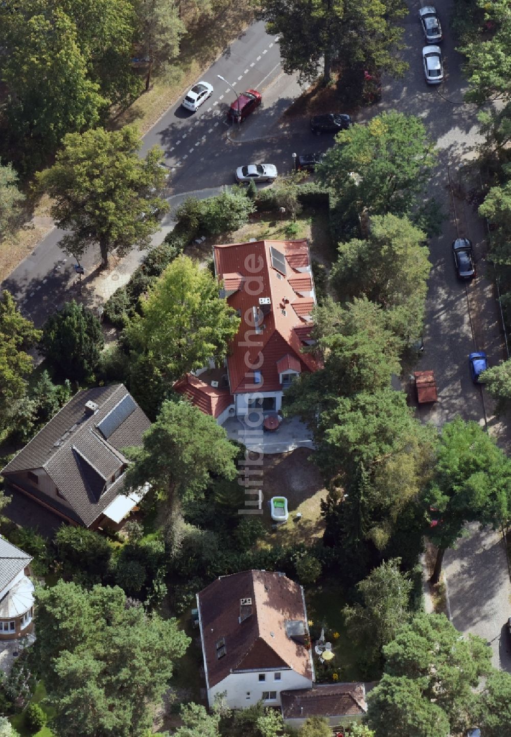 Luftaufnahme Berlin - Wohngebiet einer Mehrfamilienhaussiedlung Selchowstraße - Warnemünder Straße im Stadtteil Schmargendorf in Berlin