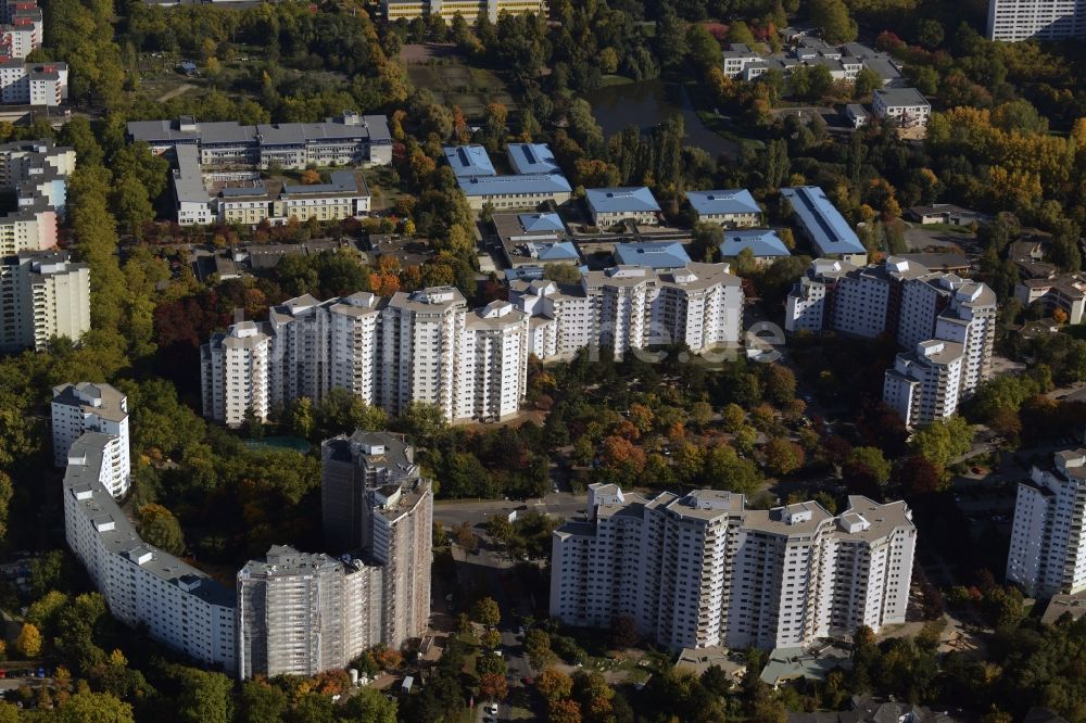 Berlin von oben - Wohngebiet einer Mehrfamilienhaussiedlung am Senftenberger Ring im Märkischen Viertel in Berlin