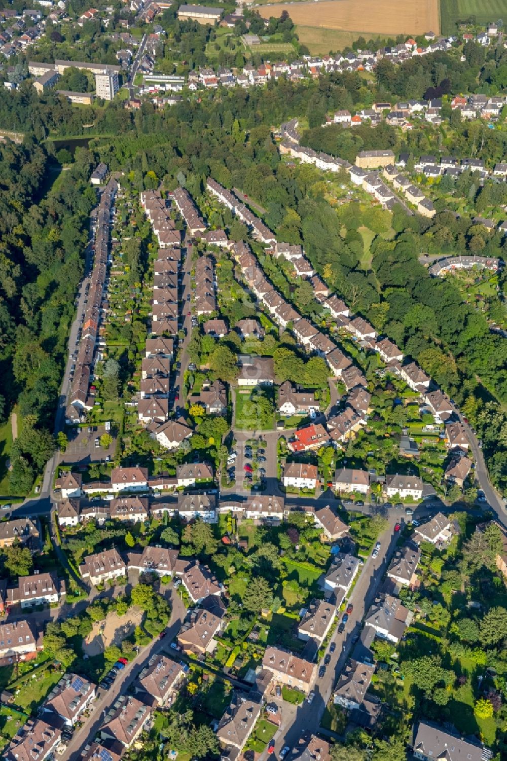 Luftaufnahme Mülheim an der Ruhr - Wohngebiet der Mehrfamilienhaussiedlung Siedlung Heimaterde in Mülheim an der Ruhr im Bundesland Nordrhein-Westfalen