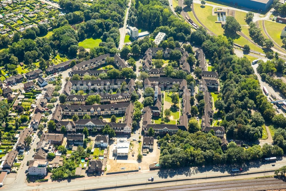 Duisburg von oben - Wohngebiet der Mehrfamilienhaussiedlung Siedlung Hüttenheim in Duisburg im Bundesland Nordrhein-Westfalen