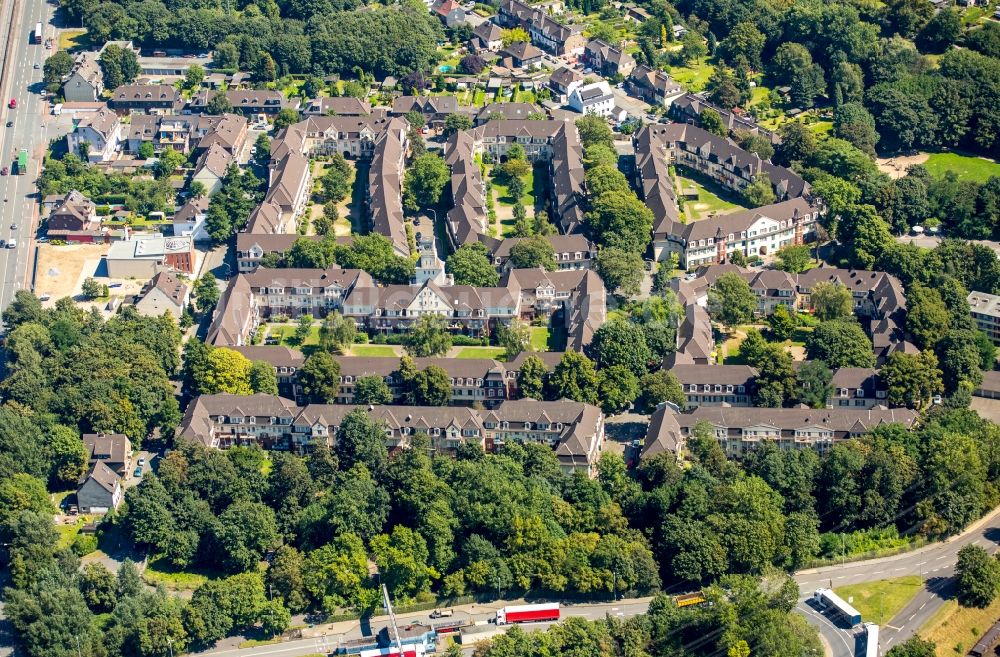 Luftbild Duisburg - Wohngebiet der Mehrfamilienhaussiedlung Siedlung Hüttenheim in Duisburg im Bundesland Nordrhein-Westfalen