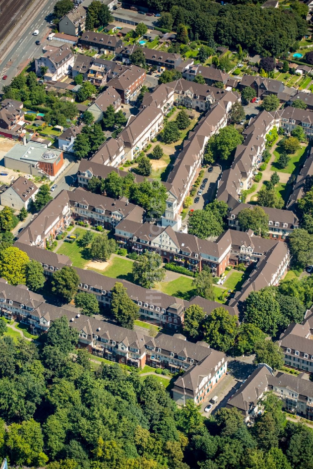 Luftaufnahme Duisburg - Wohngebiet der Mehrfamilienhaussiedlung Siedlung Hüttenheim in Duisburg im Bundesland Nordrhein-Westfalen