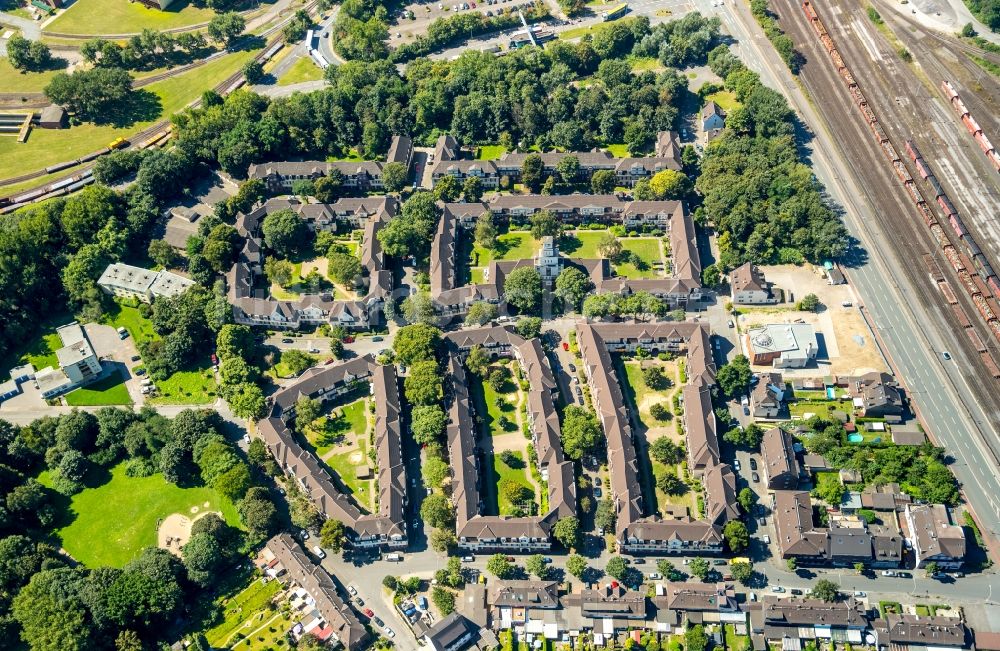 Luftbild Duisburg - Wohngebiet der Mehrfamilienhaussiedlung Siedlung Hüttenheim in Duisburg im Bundesland Nordrhein-Westfalen