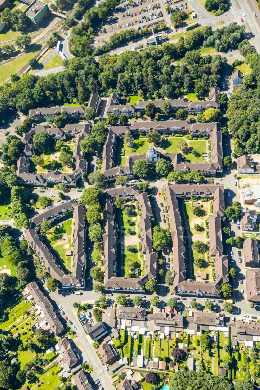 Luftaufnahme Duisburg - Wohngebiet der Mehrfamilienhaussiedlung Siedlung Hüttenheim in Duisburg im Bundesland Nordrhein-Westfalen