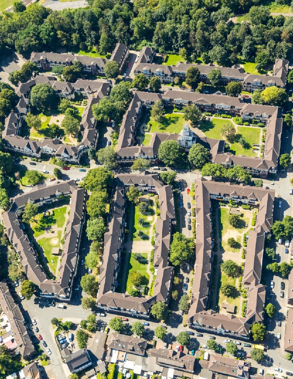 Duisburg von oben - Wohngebiet der Mehrfamilienhaussiedlung Siedlung Hüttenheim in Duisburg im Bundesland Nordrhein-Westfalen