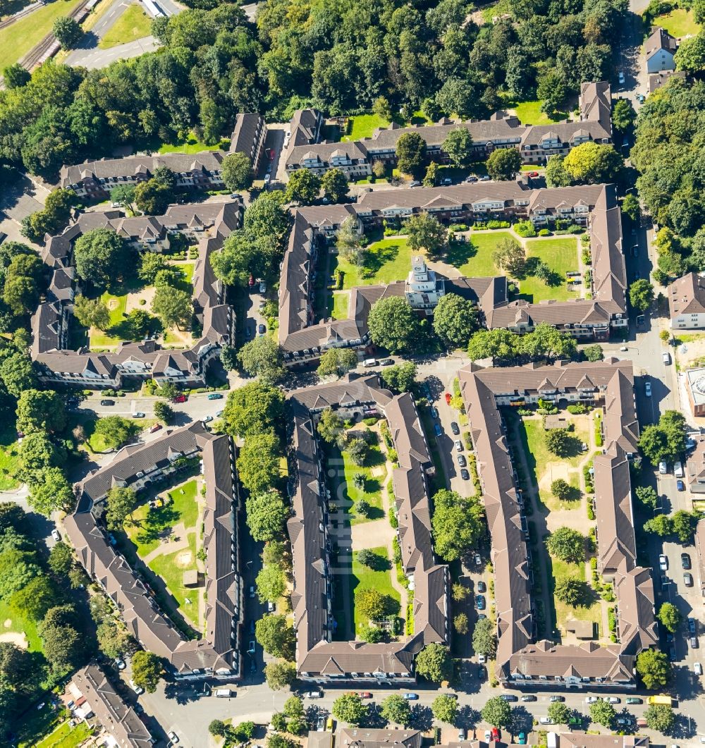 Duisburg aus der Vogelperspektive: Wohngebiet der Mehrfamilienhaussiedlung Siedlung Hüttenheim in Duisburg im Bundesland Nordrhein-Westfalen