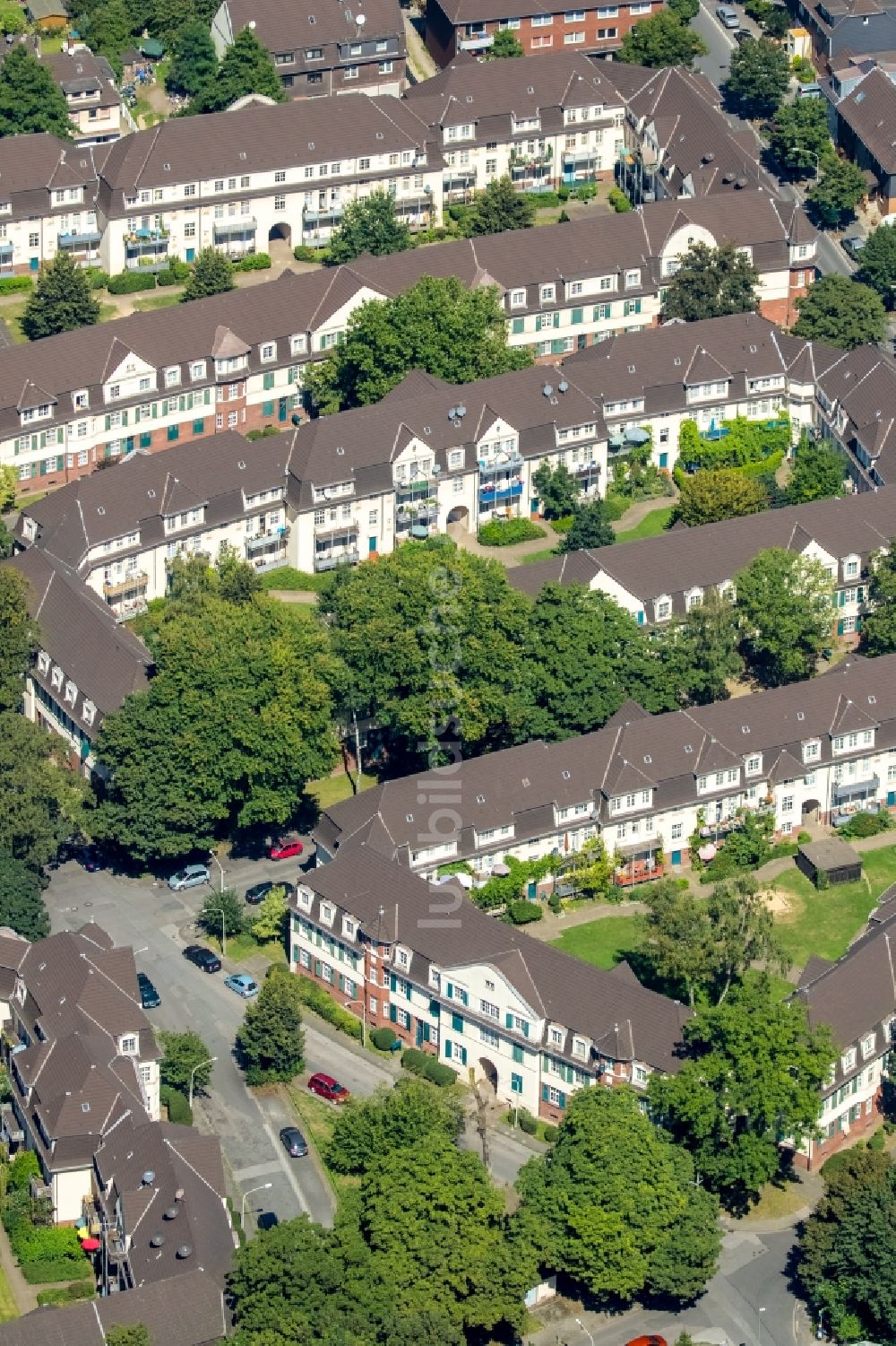 Luftbild Duisburg - Wohngebiet der Mehrfamilienhaussiedlung Siedlung Hüttenheim in Duisburg im Bundesland Nordrhein-Westfalen