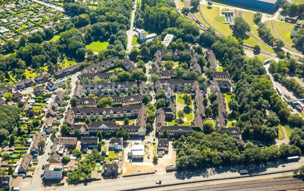 Duisburg von oben - Wohngebiet der Mehrfamilienhaussiedlung Siedlung Hüttenheim in Duisburg im Bundesland Nordrhein-Westfalen