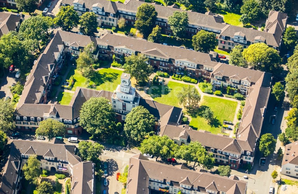 Duisburg von oben - Wohngebiet der Mehrfamilienhaussiedlung Siedlung Hüttenheim in Duisburg im Bundesland Nordrhein-Westfalen