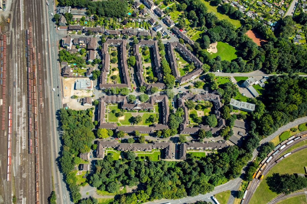 Duisburg aus der Vogelperspektive: Wohngebiet der Mehrfamilienhaussiedlung Siedlung Hüttenheim in Duisburg im Bundesland Nordrhein-Westfalen