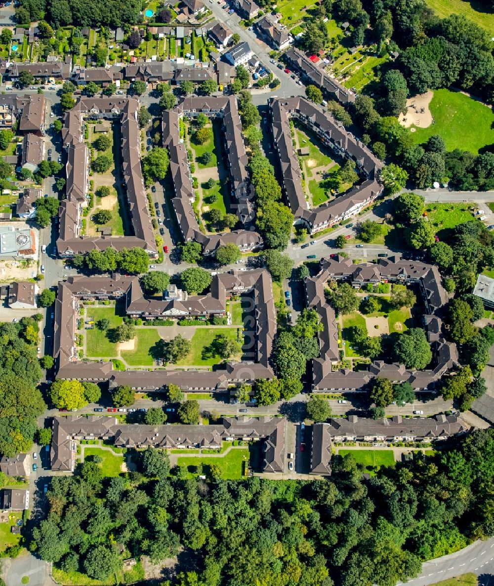 Luftbild Duisburg - Wohngebiet der Mehrfamilienhaussiedlung Siedlung Hüttenheim in Duisburg im Bundesland Nordrhein-Westfalen