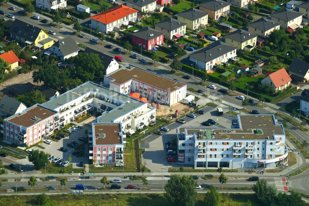 Berlin aus der Vogelperspektive: Wohngebiet der Mehrfamilienhaussiedlung Stadtquartier VivaCity im Ortsteil Johannisthal in Berlin, Deutschland