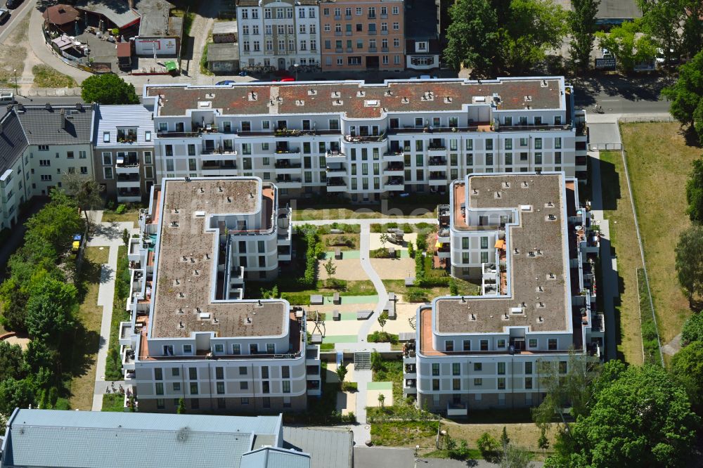 Berlin von oben - Wohngebiet einer Mehrfamilienhaussiedlung im Stadtteil Köpenick in Berlin, Deutschland