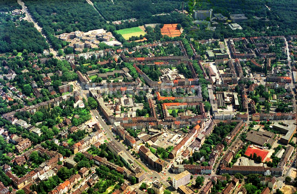 Luftaufnahme Duisburg - Wohngebiet einer Mehrfamilienhaussiedlung Sternbuschweg - Mühlheimer Straße in Duisburg im Bundesland Nordrhein-Westfalen