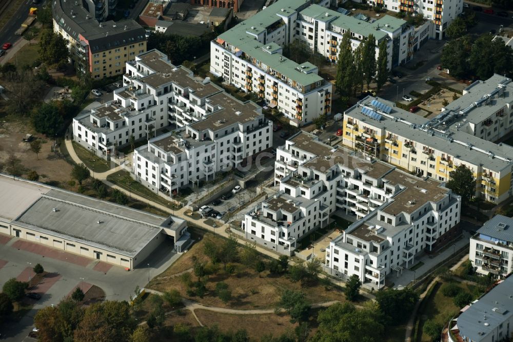 Berlin aus der Vogelperspektive: Wohngebiet einer Mehrfamilienhaussiedlung an der Straße Am Amtsgraben in Berlin