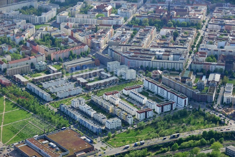 Luftaufnahme Berlin, Friedrichshain - Wohngebiet einer Mehrfamilienhaussiedlung an der Thaerstraße im Stadtteil Friedrichshain in Berlin