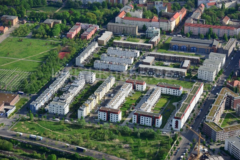 Berlin, Friedrichshain von oben - Wohngebiet einer Mehrfamilienhaussiedlung an der Thaerstraße im Stadtteil Friedrichshain in Berlin