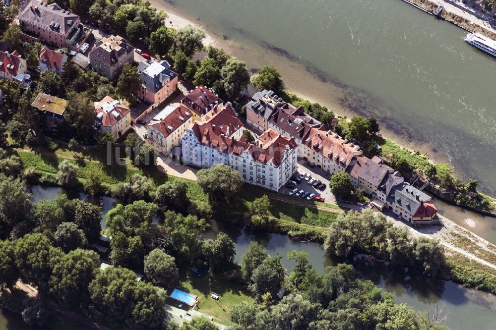 Regensburg aus der Vogelperspektive: Wohngebiet einer Mehrfamilienhaussiedlung am Ufer- und Flußverlauf der Donau in Regensburg im Bundesland Bayern, Deutschland