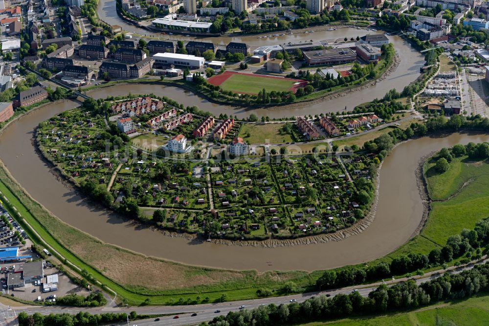 Bremerhaven von oben - Wohngebiet einer Mehrfamilienhaussiedlung am Ufer- und Flussverlauf der Geeste am Geestebogen in Bremerhaven im Bundesland Bremen, Deutschland