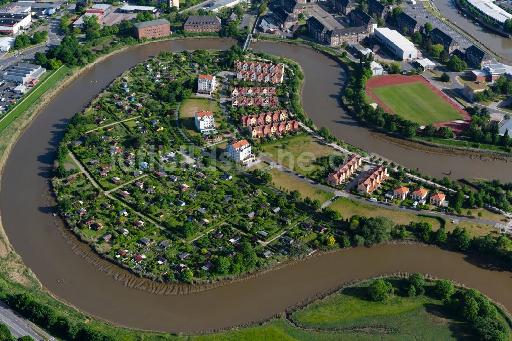 Bremerhaven aus der Vogelperspektive: Wohngebiet einer Mehrfamilienhaussiedlung am Ufer- und Flussverlauf der Geeste am Geestebogen in Bremerhaven im Bundesland Bremen, Deutschland