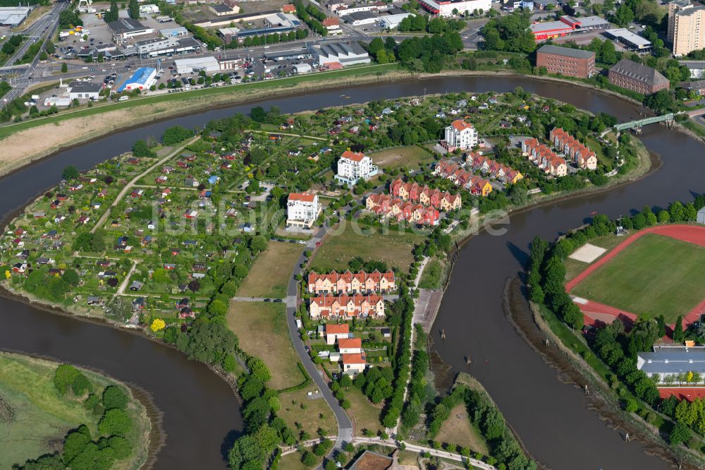 Bremerhaven von oben - Wohngebiet einer Mehrfamilienhaussiedlung am Ufer- und Flussverlauf der Geeste am Geestebogen in Bremerhaven im Bundesland Bremen, Deutschland