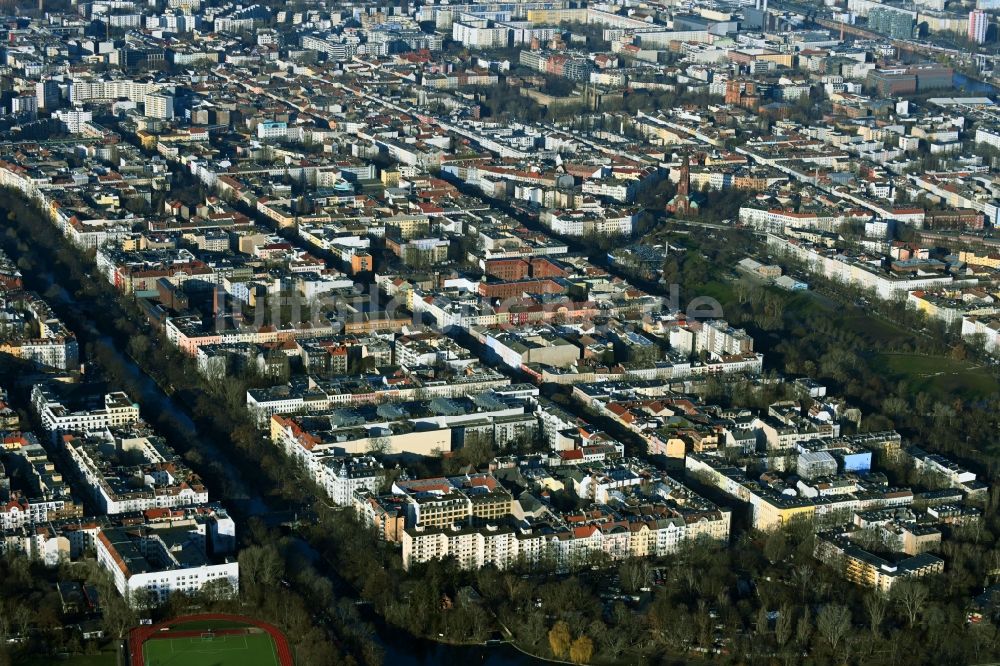 Berlin von oben - Wohngebiet einer Mehrfamilienhaussiedlung am Ufer- und Flußverlauf des Landwehrkanal im Ortsteil Kreuzberg in Berlin, Deutschland