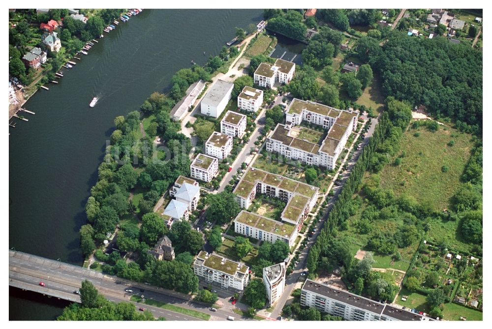 Luftaufnahme Berlin - Wohngebiet einer Mehrfamilienhaussiedlung am Ufer- und Flußverlauf der Müggelspree in Berlin, Deutschland