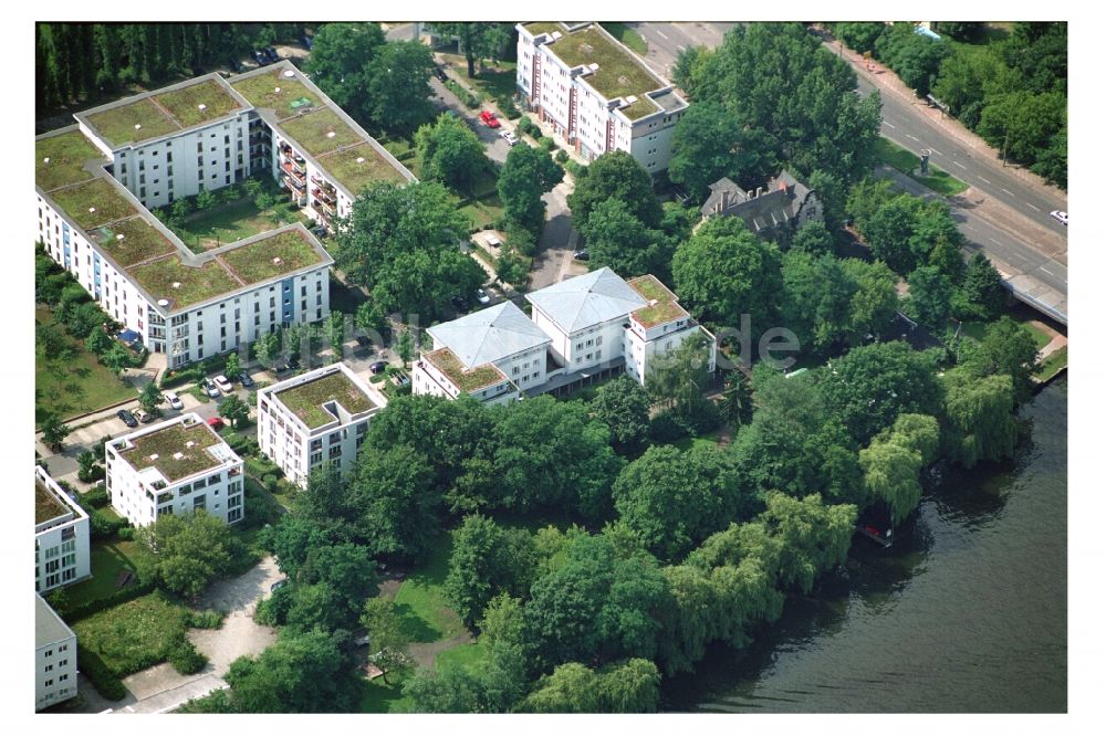 Luftbild Berlin - Wohngebiet einer Mehrfamilienhaussiedlung am Ufer- und Flußverlauf der Müggelspree in Berlin, Deutschland