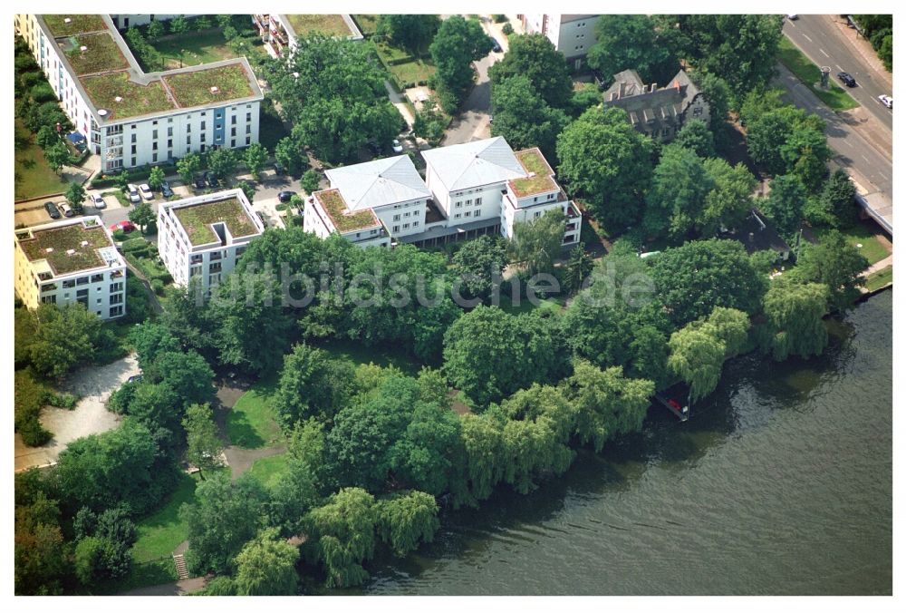 Luftaufnahme Berlin - Wohngebiet einer Mehrfamilienhaussiedlung am Ufer- und Flußverlauf der Müggelspree in Berlin, Deutschland