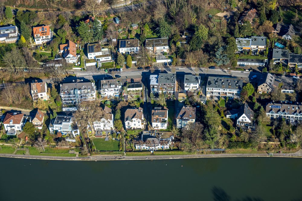 Luftaufnahme Mülheim an der Ruhr - Wohngebiet einer Mehrfamilienhaussiedlung am Ufer- und Flussverlauf der Ruhr in Mülheim an der Ruhr im Bundesland Nordrhein-Westfalen, Deutschland