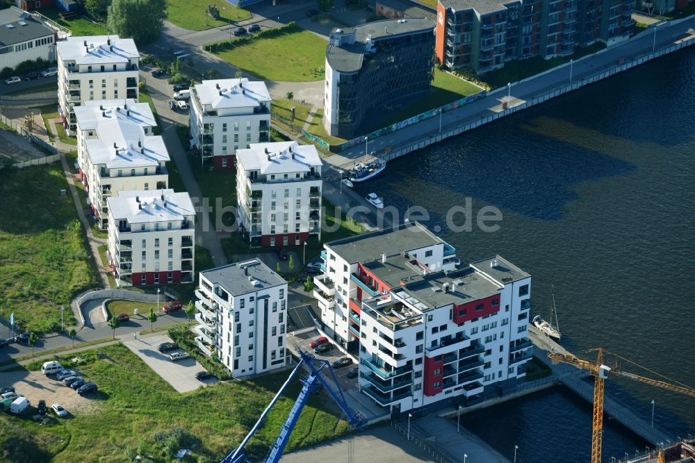 Luftaufnahme Rostock - Wohngebiet einer Mehrfamilienhaussiedlung am Ufer- und Flußverlauf der Unterwarnow An der Kesselschmiede in Rostock im Bundesland Mecklenburg-Vorpommern, Deutschland