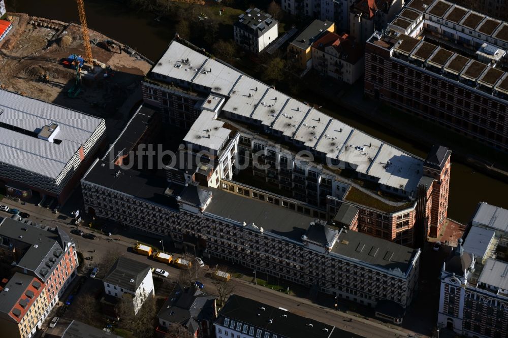 Luftaufnahme Leipzig - Wohngebiet einer Mehrfamilienhaussiedlung am Ufer- und Flußverlauf der Weißen Elster in Leipzig im Bundesland Sachsen, Deutschland