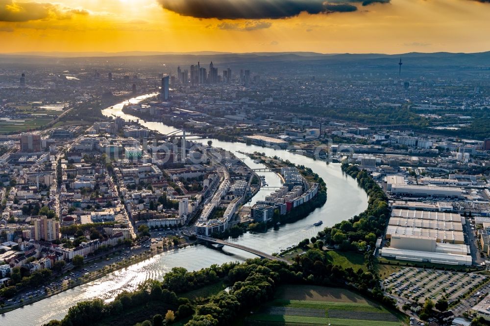 Luftaufnahme Offenbach am Main - Wohngebiet der Mehrfamilienhaussiedlung am Ufer des Main in Offenbach am Main im Bundesland Hessen, Deutschland