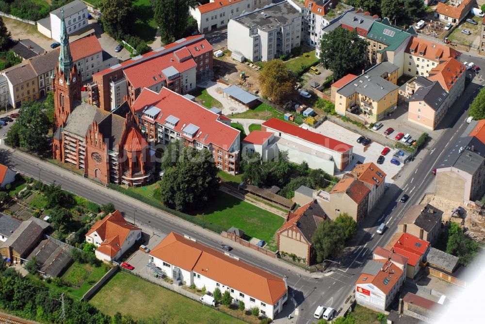 Bernau von oben - Wohngebiet einer Mehrfamilienhaussiedlung Ulitzkastraße - Börnicker Straße in Bernau im Bundesland Brandenburg