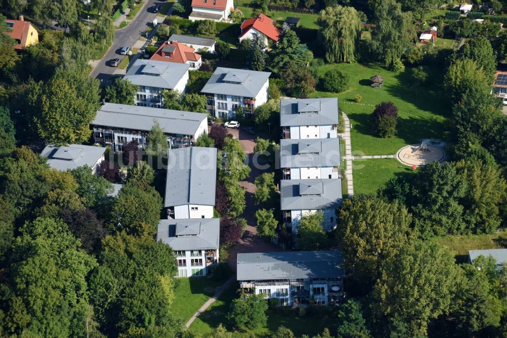 Berlin aus der Vogelperspektive: Wohngebiet der Mehrfamilienhaussiedlung Waldowstraße im Ortsteil Mahlsdorf in Berlin, Deutschland