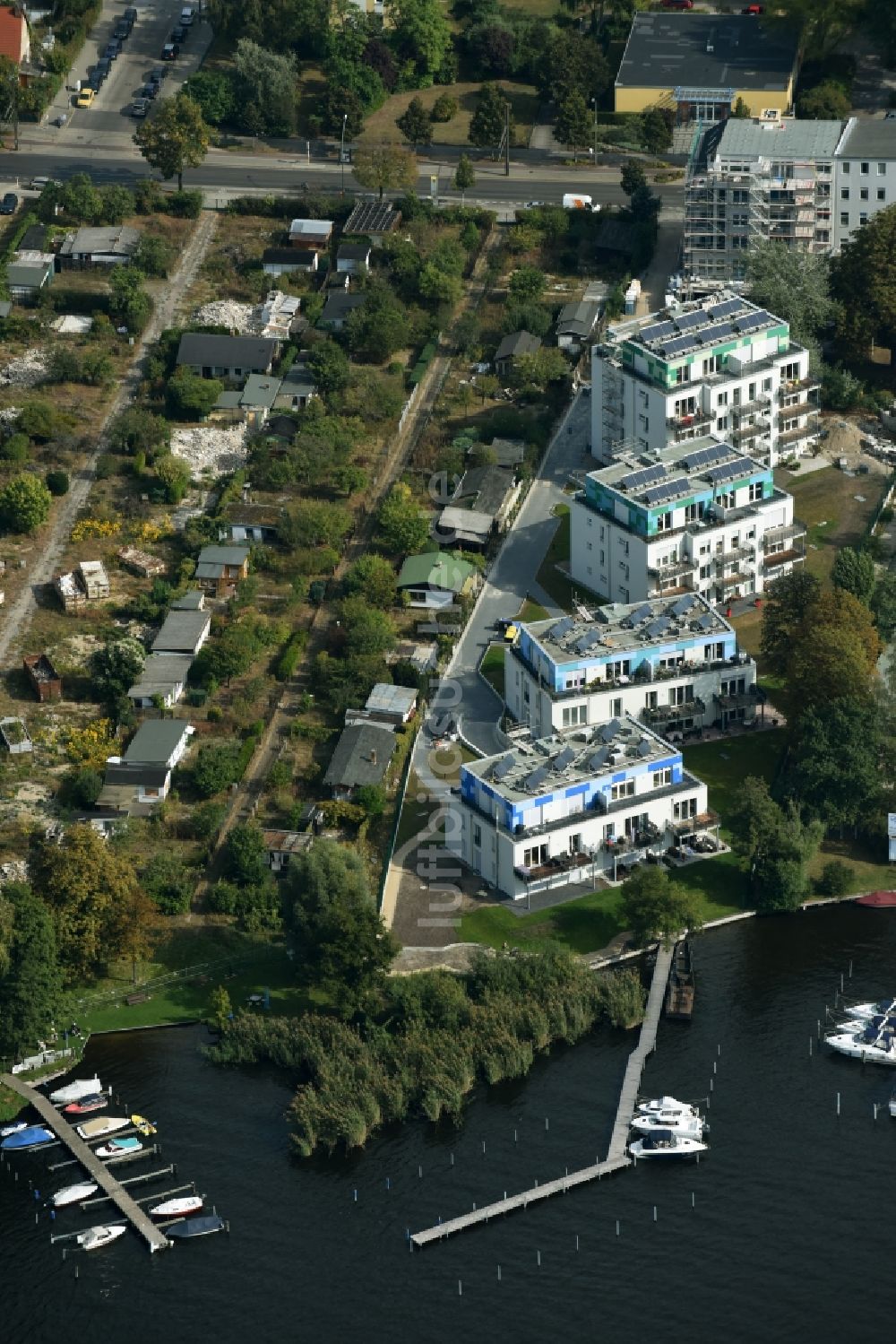 Luftbild Berlin - Wohngebiet einer Mehrfamilienhaussiedlung Wendenschloßstraße am Ufer der Dahme in Berlin