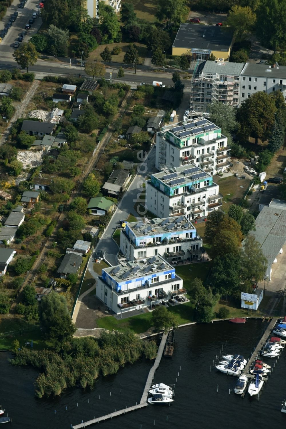 Luftaufnahme Berlin - Wohngebiet einer Mehrfamilienhaussiedlung Wendenschloßstraße am Ufer der Dahme in Berlin