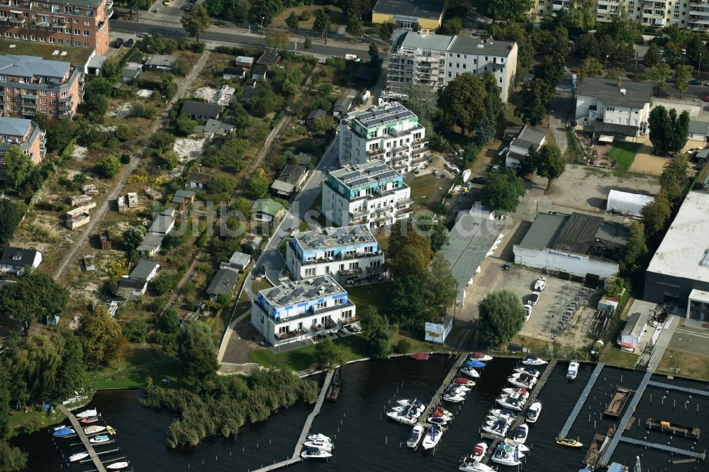 Berlin von oben - Wohngebiet einer Mehrfamilienhaussiedlung Wendenschloßstraße am Ufer der Dahme in Berlin