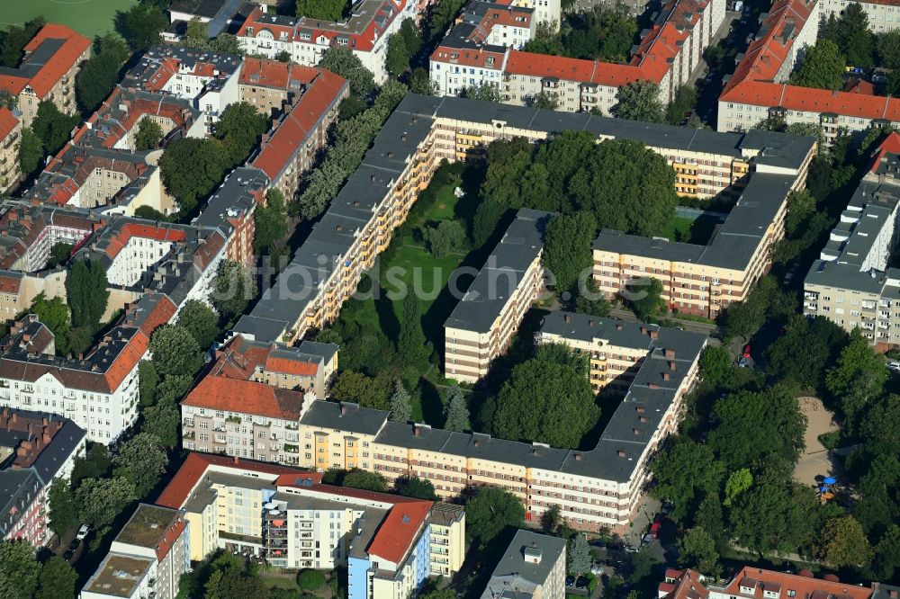 Luftaufnahme Berlin - Wohngebiet der Mehrfamilienhaussiedlung Weserstraße - Innstraße - Werrastraße im Ortsteil Neukölln in Berlin, Deutschland