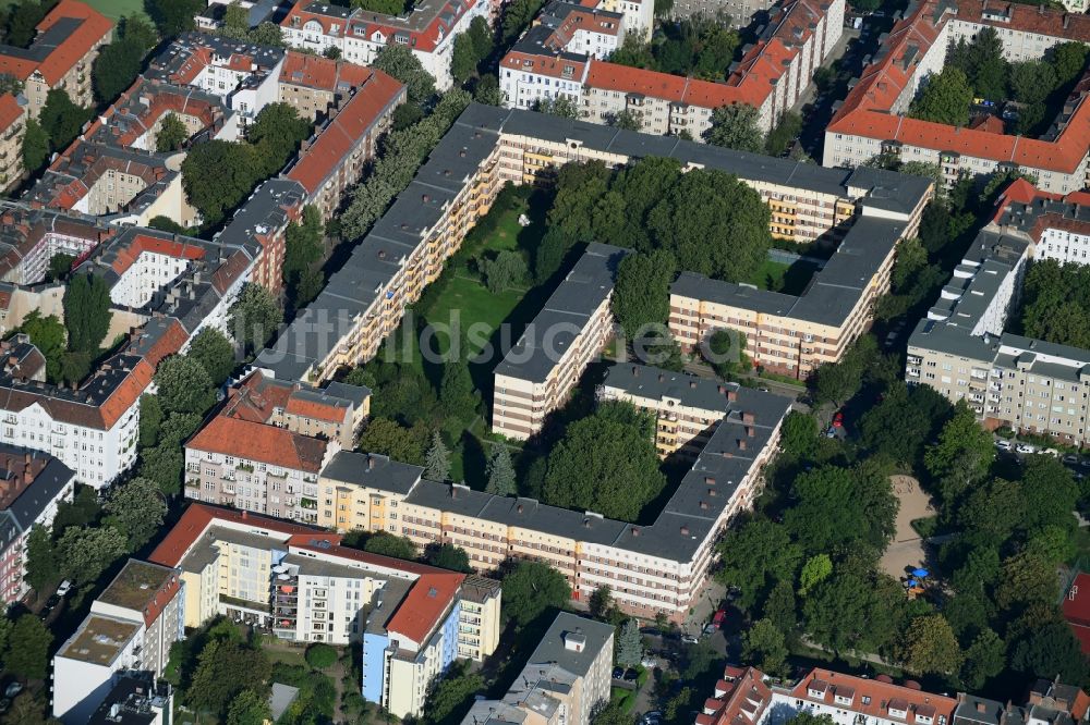 Berlin von oben - Wohngebiet der Mehrfamilienhaussiedlung Weserstraße - Innstraße - Werrastraße im Ortsteil Neukölln in Berlin, Deutschland