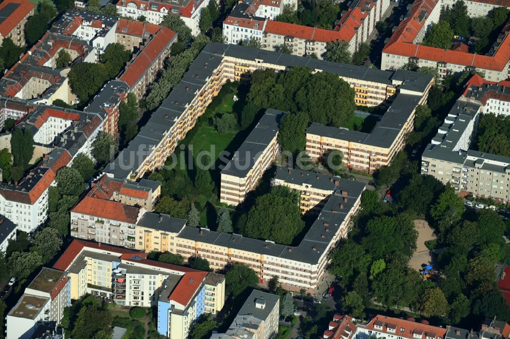 Berlin aus der Vogelperspektive: Wohngebiet der Mehrfamilienhaussiedlung Weserstraße - Innstraße - Werrastraße im Ortsteil Neukölln in Berlin, Deutschland