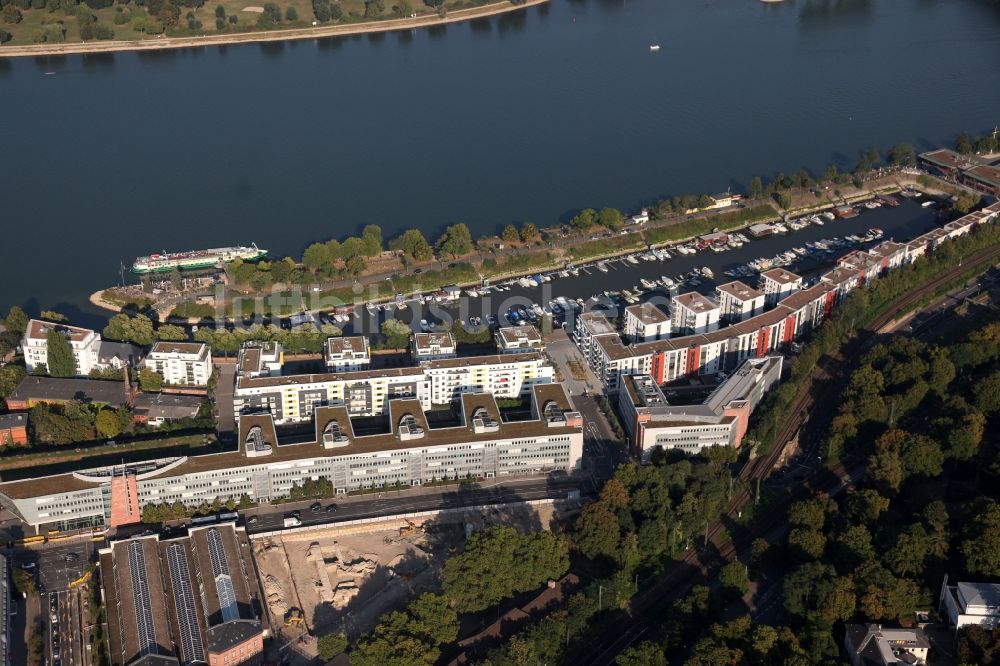 Mainz von oben - Wohngebiet einer Mehrfamilienhaussiedlung Winterhafen am Ufer- und Flußverlauf des Rhein in Mainz im Bundesland Rheinland-Pfalz, Deutschland