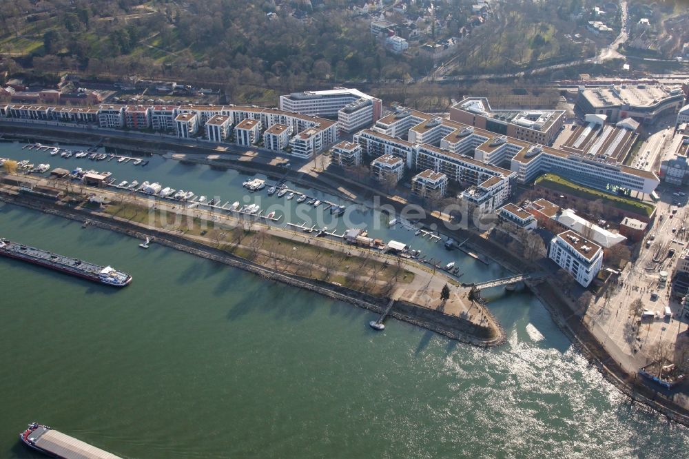 Mainz von oben - Wohngebiet einer Mehrfamilienhaussiedlung Winterhafen am Ufer- und Flußverlauf des Rhein in Mainz im Bundesland Rheinland-Pfalz, Deutschland