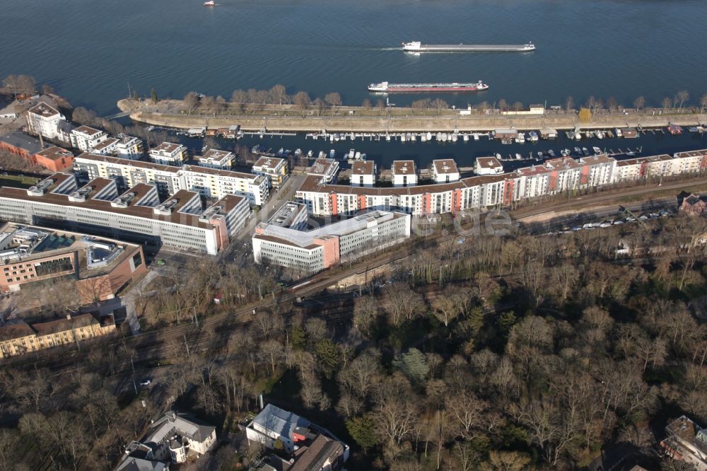 Luftaufnahme Mainz - Wohngebiet einer Mehrfamilienhaussiedlung Winterhafen am Ufer- und Flußverlauf des Rhein in Mainz im Bundesland Rheinland-Pfalz, Deutschland